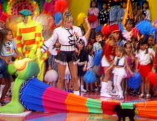 Xuxa comanda a brincadeira “Minhocão”, com meninos x meninas.