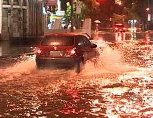 Reportagens de Tiago Eltz e Marcos Uchoa sobre a madrugada de chuvas e as enchentes no Rio de Janeiro, Bom Dia Brasil, 06/04/2010.