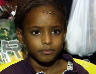 Fátima Bernardes entrevista a menina Laura Beatriz, de 8 anos, uma das sobreviventes do deslizamento no Morro do Bumba, em Niterói. Jornal Nacional, 08/04/2010.