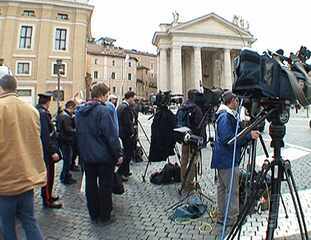 Reportagem de Patrícia Poeta sobre a cobertura do conclave no Vaticano pela imprensa estrangeira, Jornal Nacional, 11/03/2013.