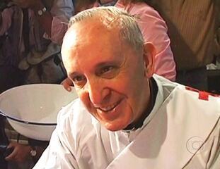 Sandra Annenberg noticia a escolha do argentino Mario Jorge Bergoglio como o novo papa, com comentários do padre Marcial Maçaneiro. Conclave transmitido ao vivo no plantão do Jornal Hoje, 13/03/2013.