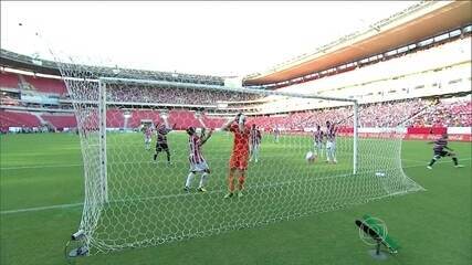 Izaldo, do Náutico, tenta duas vezes e faz gol contra inusitado no Campeonato Pernambucano