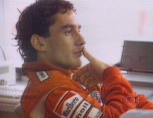 Narração de Galvão Bueno e reportagem sobre erro de trajetória pelo piloto Ayrton Senna, acarretando a perda do título da temporada 1989 para Alain Prost, Fantástico, 22/10/1989.