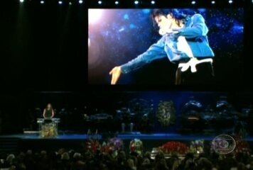 Reportagem de Rodrigo Bocardi sobre a cerimônia em tributo ao cantor Michael Jackson que aconteceu no Staples Center, em Los Angeles, EUA. Jornal Nacional, 07/07/2009.