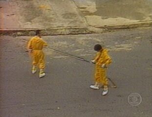 Reportagem de Valéria Sfeir sobre o trabalho dos técnicos e o atendimento aos contaminados no acidente radioativo em Goiânia. Jornal Nacional, 02/10/1987.