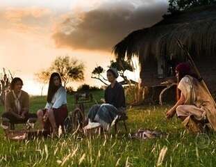 Cena em que Pedro Missioneiro (Martín Rodriguez) conhece Ana Terra (Cleo Pires), filha de Maneco Terra (Luiz Carlos Vasconcelos) e Henriqueta Terra (Cyria Coentro) e irmã de Antônio Terra (José Henrique Ligabue).