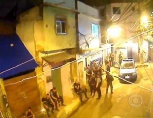 Reportagem de Bette Luchese com informações exclusivas sobre o trajeto do carro da Polícia MIlitar que levara Amarildo da favela da Rocinha. Jornal Nacional, 14/08/2013.