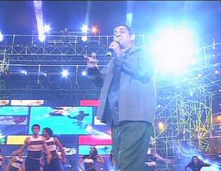 Zeca Pagodinho canta 'Caviar' no palco do 'Criança Esperança', 2003