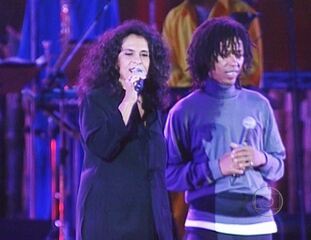 Gal Costa e Djavan cantam “Pela Luz dos Olhos Teus”.