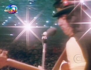 Na comemoração dos 40 anos da Globo, o Estação Globo relembra o sucesso do Som Livre Exportação, que contou com grandes nomes da música brasileira, como Gonzaguinha, Roberto Carlos e Milton Nascimento. Na sequência, Wilson Simonal canta “País Tropical”, Elis Regina e Ivan Lins cantam “Madalena” e o cantor dá o seu depoimento sobre o programa. Narração de Dennis Carvalho. Exibido em 02/01/2005.