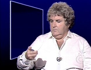 Colunista Jô Soares faz um minuto de silêncio em protesto contra a emenda Dante de Oliveira, Jornal da Globo, 24/04/1984.