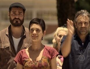 Cena em que Gaia (Ana Cecília Costa) volta para o Brasil, após anos presa na Lituânia, reencontra seus amigos e afirma para Hilda (Luiza Valdetaro) que lutará para recuperar o amor de Toni (Thiago Lacerda).