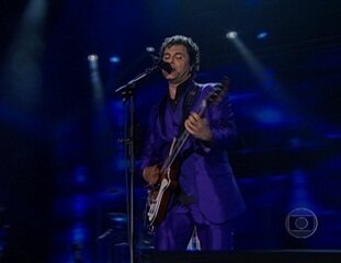 Reportagem de Ari Peixoto sobre o forte calor enfrentado pelos fãs para assistir aos shows do festival Rock in Rio 2013, Jornal Nacional, 20/09/2013.