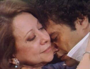 Cena em que Chica (Fernanda Montenegro) se desculpa com Inácio (Dennis Carvalho) por não ter respeitado suas opções de vida.