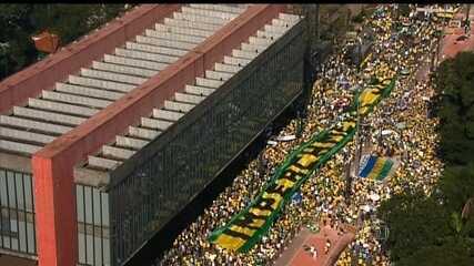 Reportagem de Thiago Eltz sobre os protestos contra a corrupção, o PT e a presidente Dilma Rousseff. Fantástico, 12/04/2015.