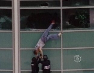 Reportagem de Roberto Cabrini sobre o massacre na Columbine High School, em Littleton, Colorado, Estados Unidos. Jornal Nacional, 20/04/1999.