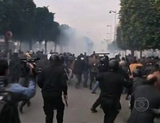 Jornal Nacional exibe imagens de protestos na Tunísia após a queda do ditador Zine El Abidine Ben Ali, Jornal Nacional, 18/01/2011.