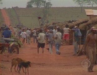 Reportagem de Marcelo Rezende sobre o cotidiano do Movimento dos Sem Terra e suas ações, coordenadas e planejadas em sigilo por um pequeno grupo liderado por José Rainha. Jornal Nacional, 25/10/1994.