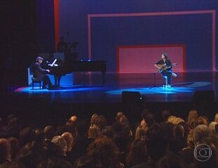 O ator André Valli apresenta o Prêmio interpretando Ary Barroso, homenageado da edição. Na sequência, Wagner Tiso e Yamandu Costa interpretam uma de suas composições mais famosas, “Aquarela do Brasil”.