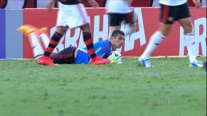 Sport faz 2 a 0 no Flamengo, mas leva o empate com Diego Souza de goleiro