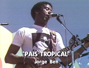 Programa gravado na praia do Arpoador, no Rio de Janeiro, aonde Jorge Ben Jor canta “País Tropical”.