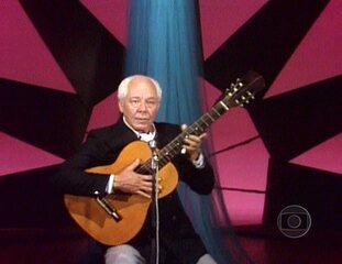 Trecho inicial do musical sobre o cantor e compositor Sílvio Caldas, que canta “Silêncio do Cantor”.