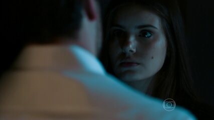 Após saber que Alex (Rodrigo Lombardi) não violentou sua amiga, Angel (Camila Queiroz) pede desculpas ao marido da mãe e os dois se beijam.