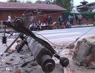 Repórter Clayton Conservani relata os momentos de perigo passados pela equipe da Globo e os estragos causados por um terremoto no Nepal, Jornal Hoje, 25/04/2015