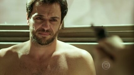 Alex (Rodrigo Lombardi) revela toda verdade sobre seu relacionamento com Angel (Camila Queiroz) para Carolina (Drica Moraes).