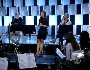 No ensaio o trio canta descontraído “O Meu Amor”, de Chico Buarque.