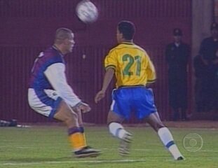 Reportagem de Mauro Naves sobre a estreia do Brasil na Copa América 1999 no Paraguai com goleada de 7 a 0 sobre a Venezuela, 01/07/1999.