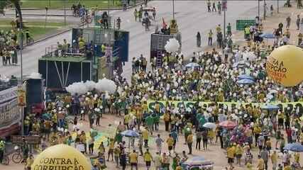 Ao vivo, o repórter Vladimir Netto mostra o início da manifestação contra a presidente Dilma Rousseff na Esplanada dos Ministérios, em Brasília. Jornal Globonews, 13/03/2016.