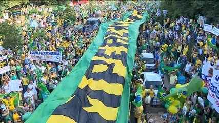 Reportagem sobre um dos maiores protestos da história do Brasil, que aconteceu em 337 cidades do país, com manifestações contra o governo da presidente Dilma, o ex-presidente Lula e a corrupção. Jornal Nacional, 14/03/2016.