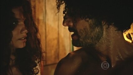 Afrânio (Rodrigo Santoro) aceita passar a noite hospedado na casa dos compadres de Jacinto e acaba se envolvendo com a filha do casal, Leonor (Marina Nery).