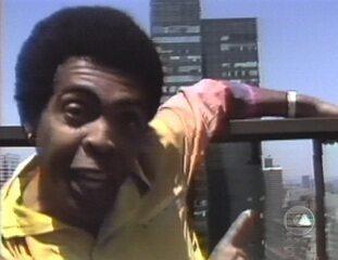 Em Nova York, Gilberto Gil canta “Funk-se Quem Puder”. Programa exibido em 09/12/1983.