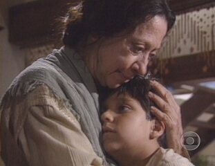 Cena em que Vó Manuela (Fernanda Montenegro) escolhe Cicinho (João Paulo Jr.), filho de Hermínia (Lu Mendonça), como seu novo protegido, e fecha seu corpo, como fizera com Nô.