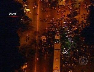 Repórter Vanessa Riche acompanha ao vivo para o Em Cima da Hora o momento em que chega ao fim o sequestro do ônibus 174 no Jardim Botânico, 'Em Cima da Hora', 12/06/2000.