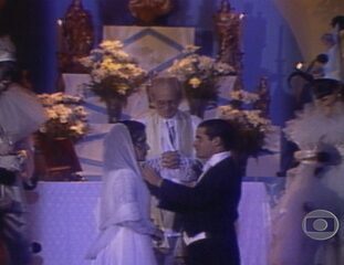 'Direito de Amar' (1987): cena em que Rosália (Gloria Pires) e Adriano (Lauro Corona) se casam. Com padre Inácio (Older Cazarré).