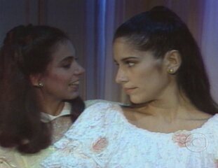 'Direito de Amar' (1987): cena em que Paula (Cissa Guimarães) finge ser amiga da prima, Rosália (Gloria Pires), mas fala mal dela pelas costas. Com Leonor (Esther Góes), Tunica (Betty Gofman) e Catarina (Yolanda Cardoso).