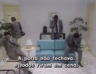 Nos 25 anos do programa, Didi (Renato Aragão), Dedé (Dedé Santana) e Mussum (Antônio Carlos Bernardes Gomes) relembram alguns erros de gravação. Com Zacarias (Mauro Gonçalves).