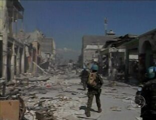 Reportagem de Rodrigo Alvarez sobre a situação caótica da cidade de Porto Príncipe e ajuda dos militares brasileiros após o terremoto no Haiti. Jornal Nacional, 15/01/2010.