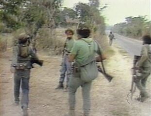 Reportagem de Sérgio Motta Mello sobre as eleições presidenciais em El Salvador, com ataques de guerrilheiros da esquerda revolucionária. Fantástico, 06/05/1984.