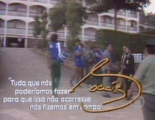 Ricardo Pereira entrevista o jogador Sócrates após a eliminação do Brasil na Copa do Mundo da Espanha. 'Jornal Nacional', 05/07/1982