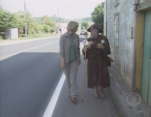 Reportagem de Beatriz Thielman e Toninho Marins sobre os peregrinos que percorrem o caminho sagrado até a cidade de Santiago de Compostela, na Espanha. 'Globo Repórter', 28/11/1997.