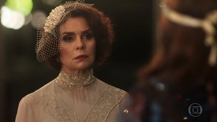 'Tempo de Amar' (2017): Ester Delamare (Malu Mader) é hostil com Emília (Françoise Forton), e Carolina (Mayana Moura) ouve