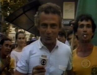 Repórter Raul Quadros conversa com torcedores nas ruas de Barcelona antes do jogo entre Brasil e Itália por uma vaga na semifinal da Copa do Mundo de 1982, na Espanha, Globo na Copa, 05/07/1982.