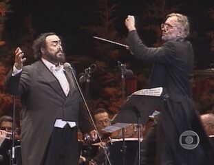 Luciano Pavarotti canta La Donna è Mobile, de Verdi, com a Orquestra Sinfônica de Porto Alegre e regência de János Ács.