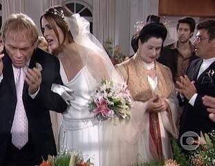 'Desejos de Mulher' (2002): cena do casamento de Ariel (José Wilker) com Virgínia (Silvia Pfeifer) e de Bárbara (Vera Holtz) com Bill (Evandro Mesquita).