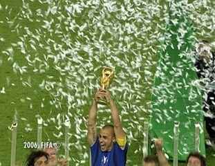 Reportagem de Tino Marcos sobre a final da Copa do Mundo de 2006 entre Itália e França que acabou com vitória italiana por 5 a 3 nos pênaltis após empate de 1 a 1 no tempo normal e na prorrogação, Fantástico, 09/07/2006.