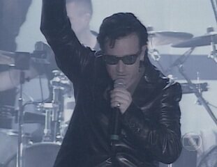 A banda U2 apresenta a música ‘Elevation’ em show exclusivo nos estúdios da Globo, ‘Fantástico’, 26/11/2000.